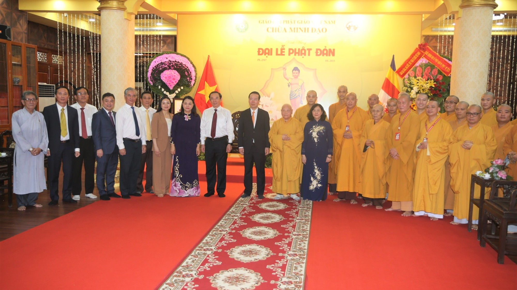 Đoàn lãnh đạo Đảng, Nhà nước, Ủy ban Trung ương MTTQ Việt Nam, lãnh đạo TPHCM thăm, chúc mừng Hoà thượng Thích Thiện Nhơn (Ảnh: Long Hồ).